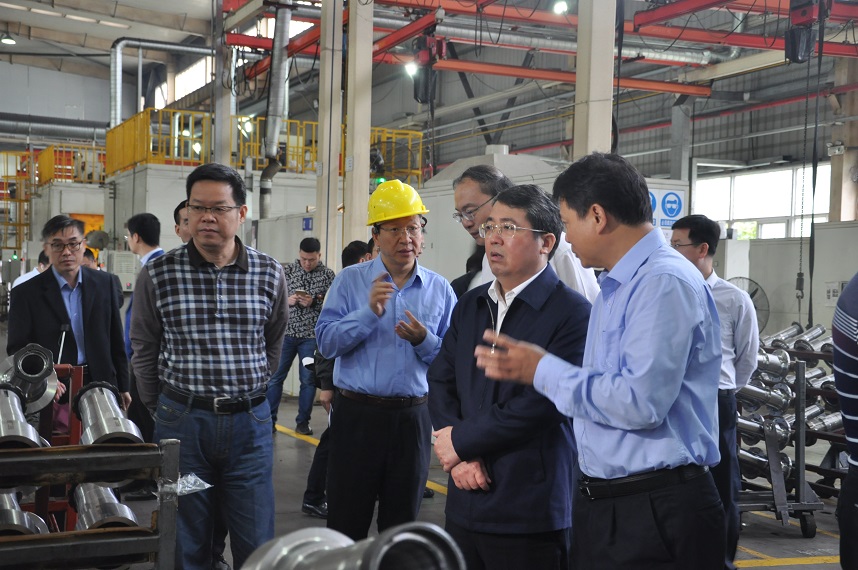 柳州市委副書記、市長(zhǎng)吳煒一行到方盛車橋（柳州）有限公司調(diào)研.JPG
