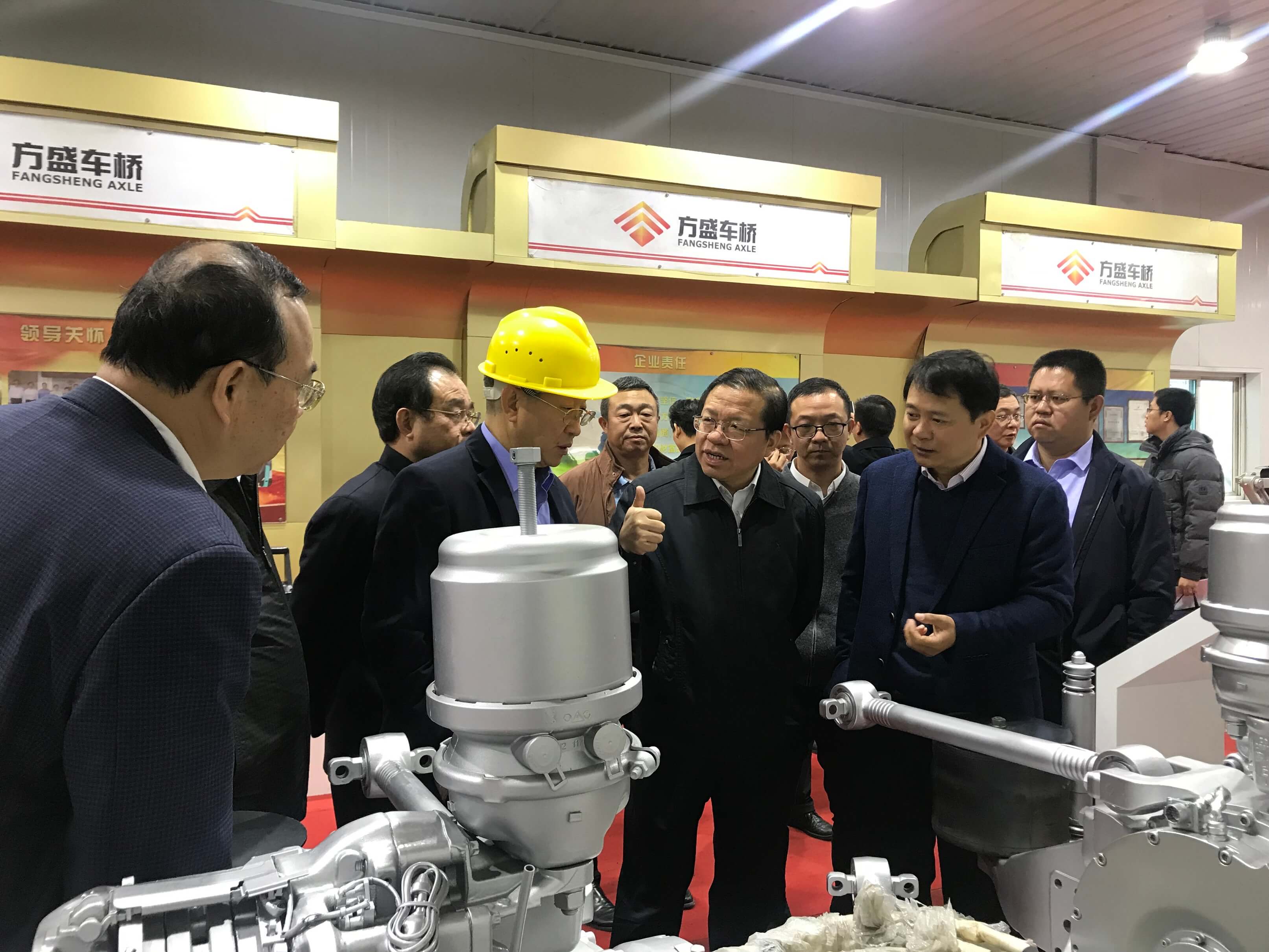 自治區(qū)副主席秦如培一行蒞臨方盛車橋公司視察指導工作 (1).JPG